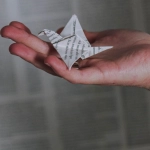 Красочные фигурки оригами и процесс складывания бумаги