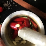 Игровой интерфейс слота Hot Chilli с барабанами и символами перца