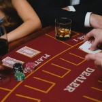 Стол для игры в блекджек в казино с картами и фишками